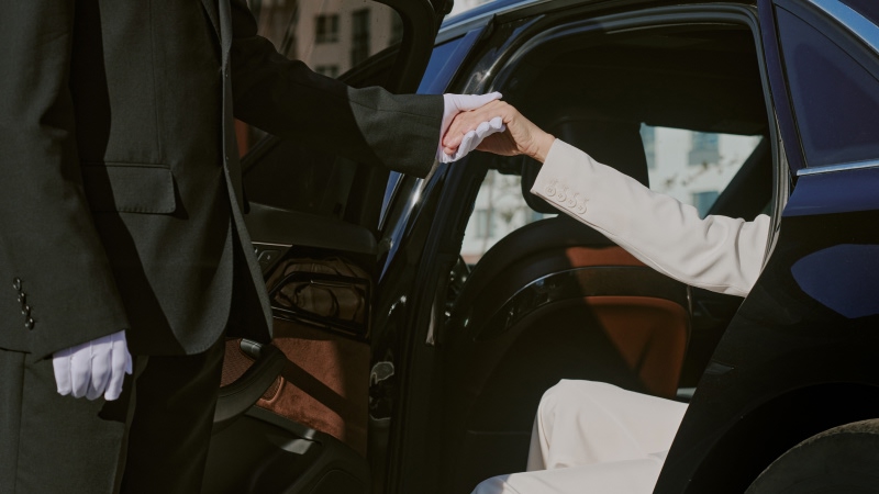 Private chauffeur at the wheel of a Mercedes